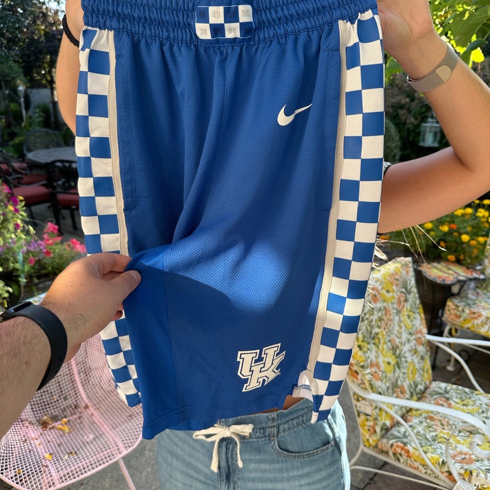 Nike University of Kentucky Men’s Basketball shorts - Picture 2 of 3